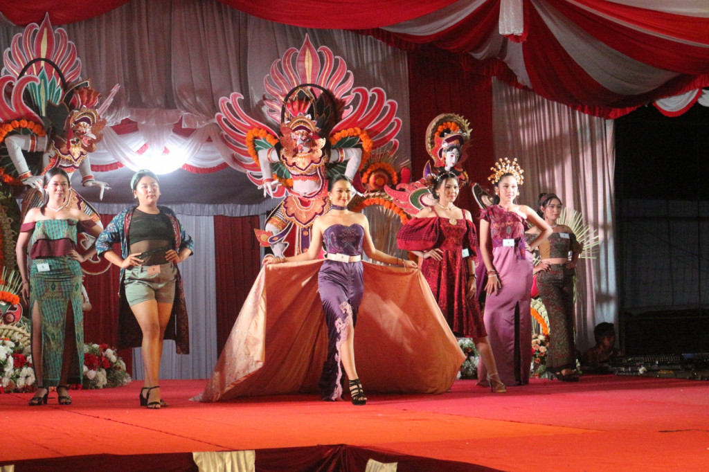 Peserta Lomba Fashion Show Desa Dalung Memukau Dewan Juri Dengan Tampilan Elegan dan Modis